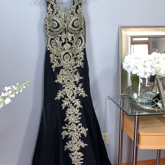 Black and gold embellished wide V- neck gown - Picture 7 of 16